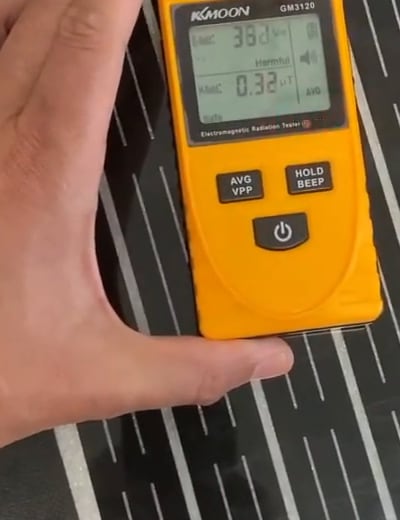 KMOON GM3120 elektroszmog-mérő a csupasz fűtőfólián: 380 V/m körül