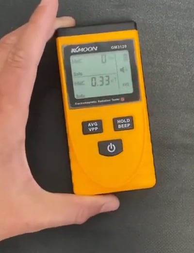 KMOON GM3120 elektroszmog-mérő az EMF-fóliával letakart fűtőfólián: 0 V/m