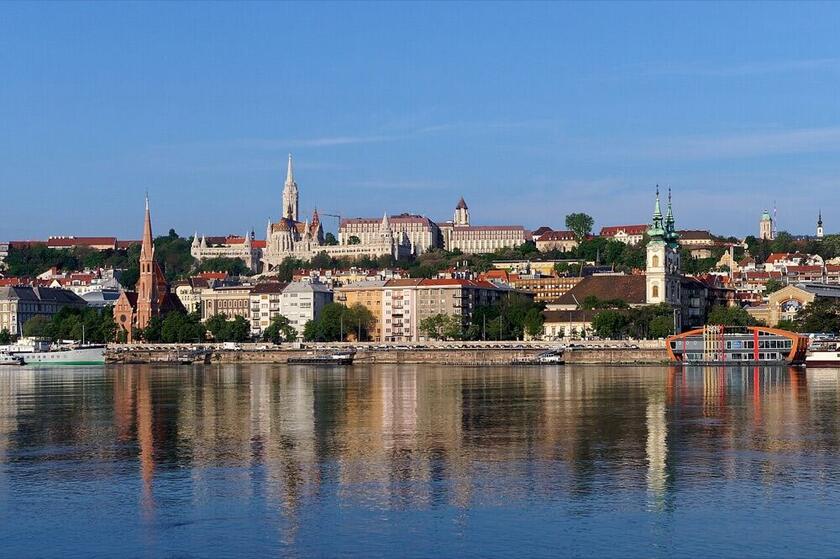 A Várnegyed látképe a Duna partjáról, Budapest I. kerület