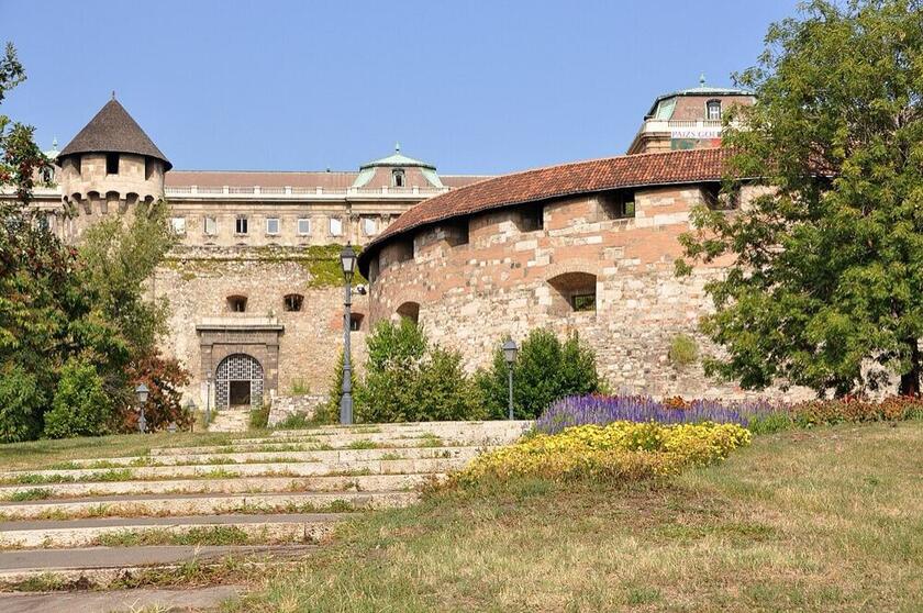 A Budai Vár kőfalai és bástyatornya zöld környezetben, Budapest I. kerület