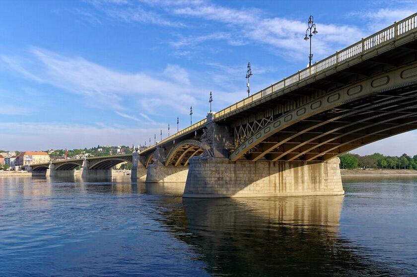 A Margit híd íve a Duna felett, Budapest II. kerület