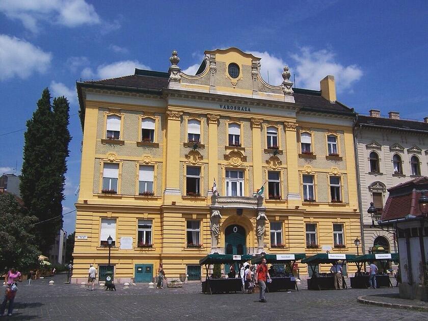 Az óbudai városháza sárga, díszes homlokzata, Budapest III. kerület
