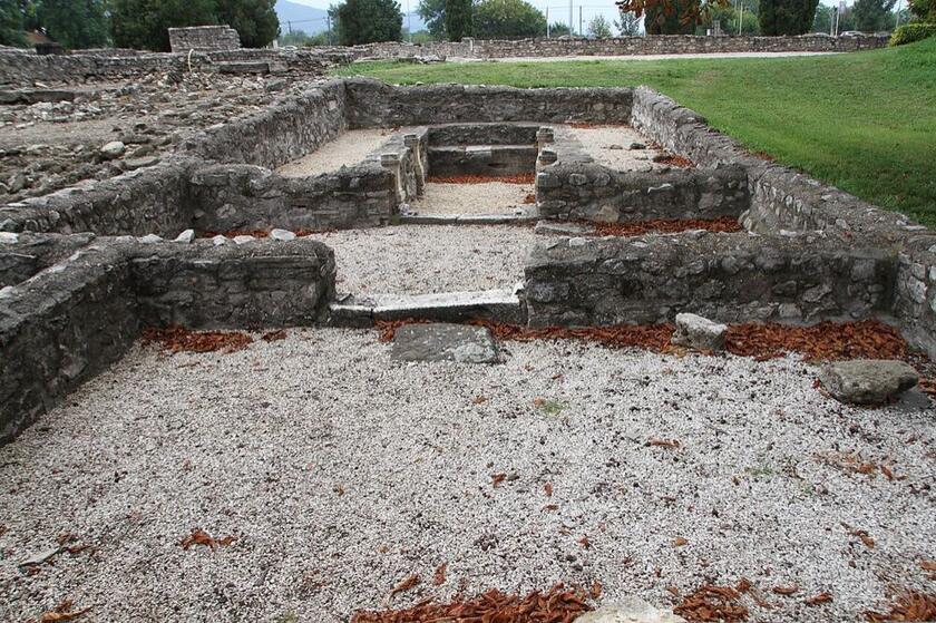 Az aquincumi mithraeum kőfalmaradványai a romterületen, Budapest III. kerület