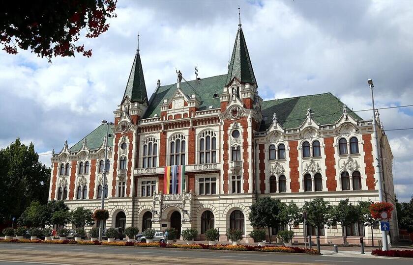 Az újpesti városháza vörös-fehér, tornyos épülete, Budapest IV. kerület