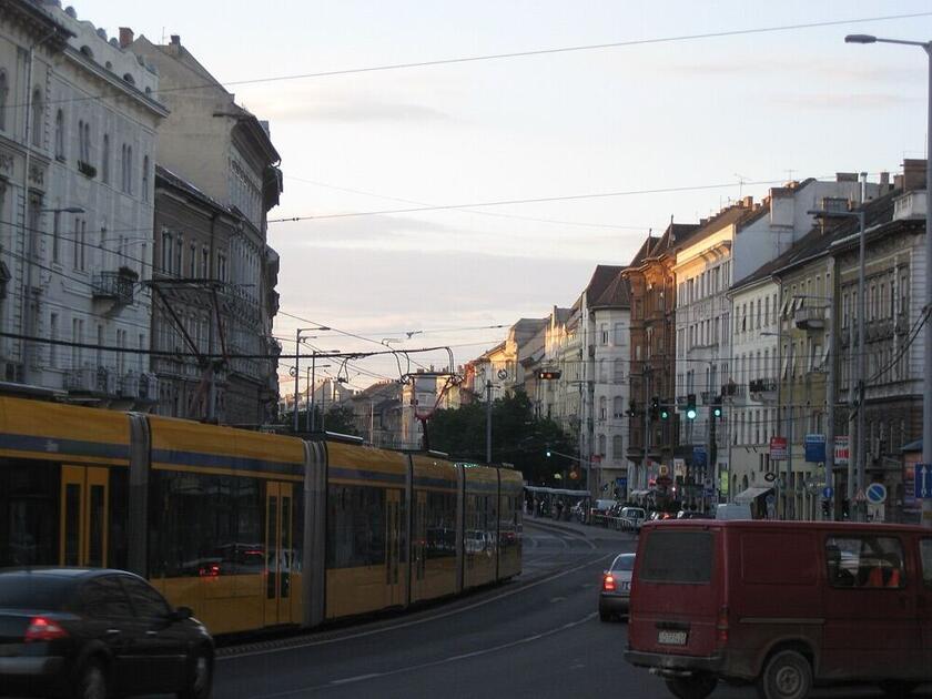 Sárga villamos a Ferenc körúton, bérházakkal szegélyezett utcakép, Budapest IX. kerület