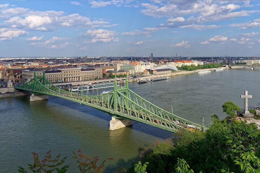 A zöld Szabadság híd a Duna felett, kilátás a Gellért-hegyről, Budapest IX. kerület