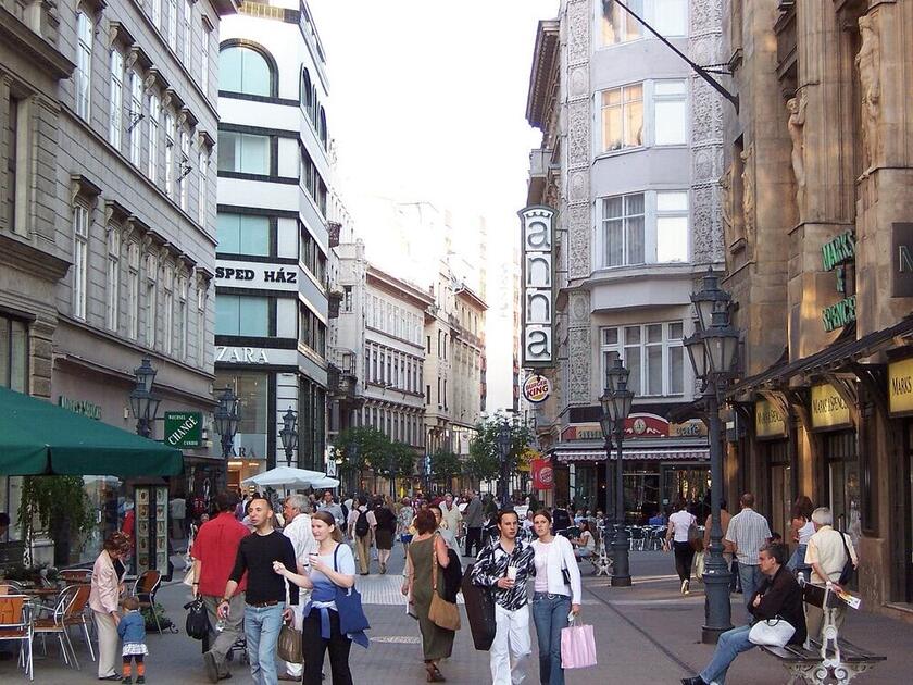 Sétálók a Váci utca bérházai között, Budapest V. kerület