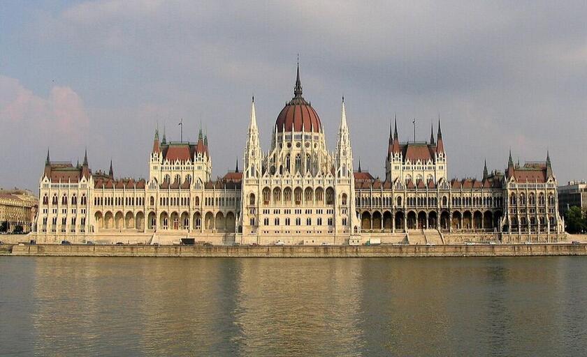 Az Országház a Duna túlpartjáról nappali fényben, Budapest V. kerület