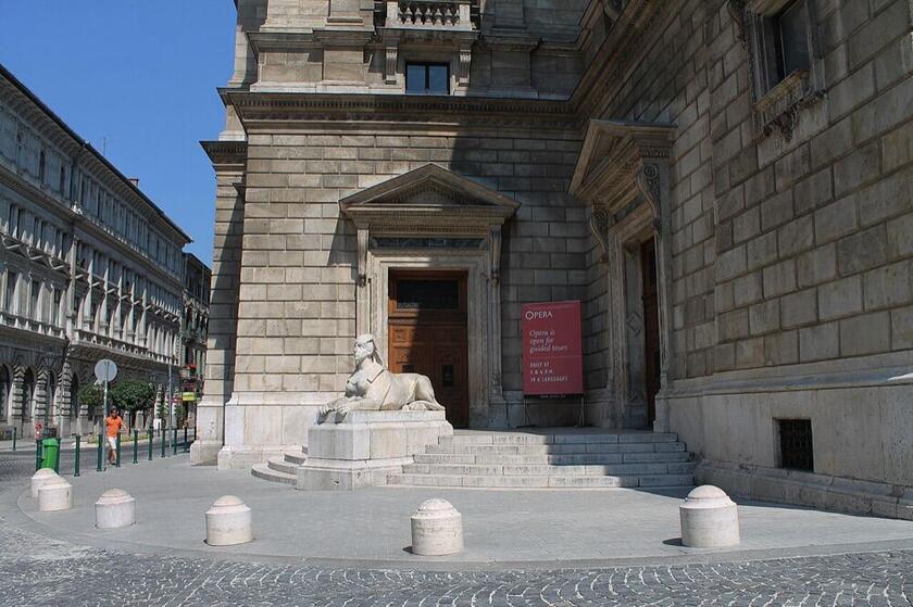 Az Operaház oldalbejárata szfinxszoborral, Budapest VI. kerület