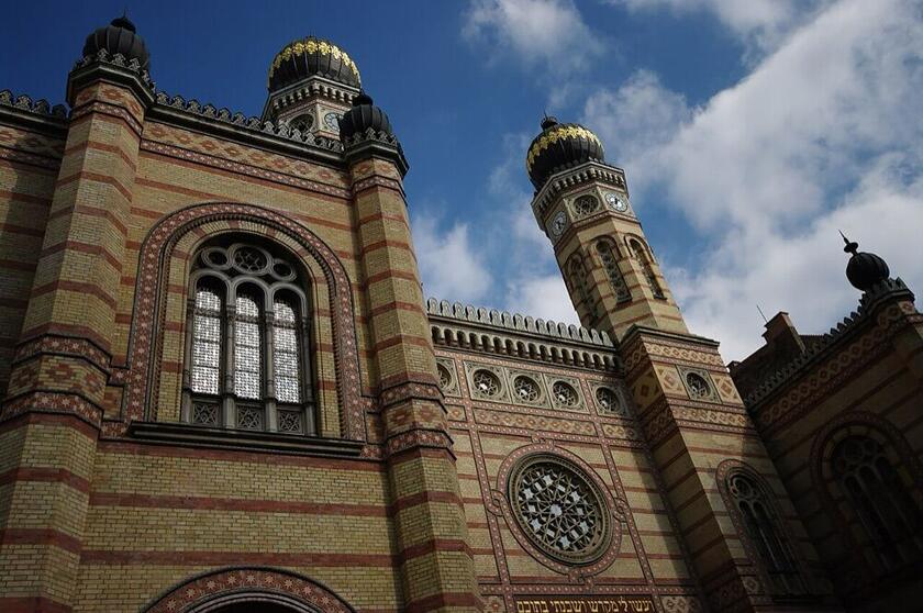A Dohány utcai zsinagóga hagymakupolás tornyai kék ég alatt, Budapest VII. kerület