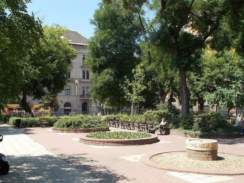 A Klauzál tér parkja fákkal és sétánnyal, Budapest VII. kerület