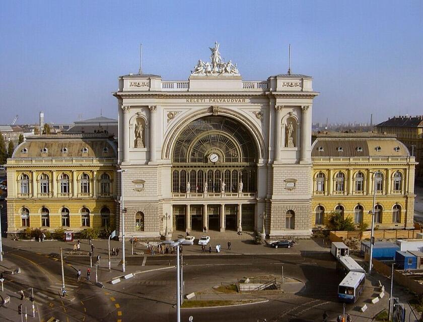 A Keleti pályaudvar főhomlokzata és előtere felülről, Budapest VIII. kerület
