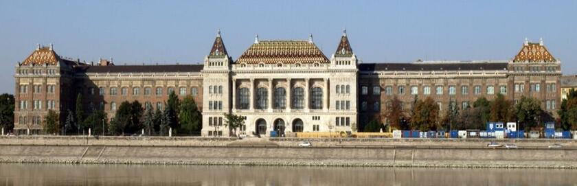 A Műegyetem K épülete a Duna-parttal szemben, Budapest XI. kerület