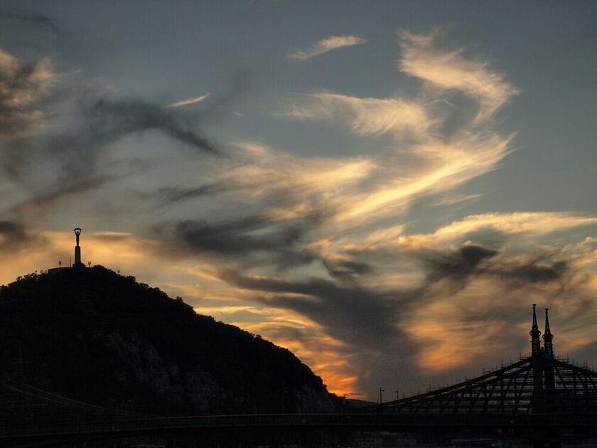 Naplementés felhők a Gellért-hegy felett a Szabadság-szoborral, Budapest XI. kerület