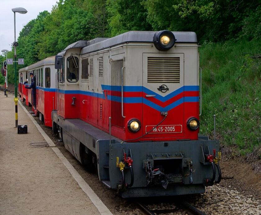 A Gyermekvasút piros-kék mozdonya és szerelvénye az állomáson, Budapest XII. kerület