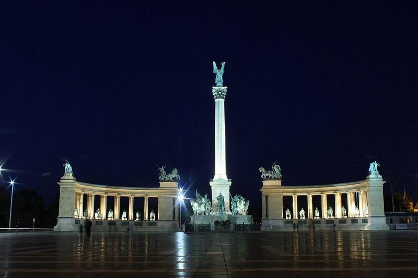 A Millenniumi emlékmű és a kivilágított oszlopcsarnok a Hősök terén, Budapest XIV. kerület