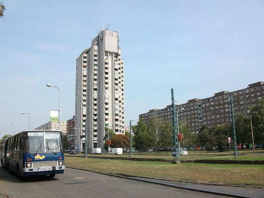 Panelházak és egy autóbusz az Újpalotai lakótelepen, a Víztoronyház előtt, Budapest XV. kerület