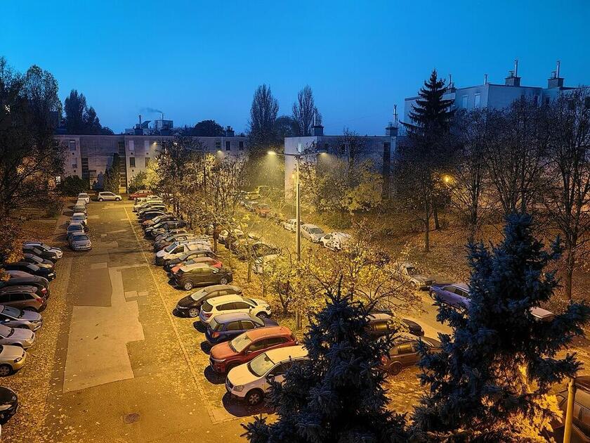 Lakóutca és kis park esti fényben a Mátyásdomb téren, Budapest XVI. kerület