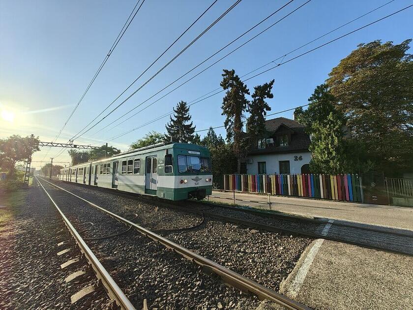 HÉV-szerelvény halad a sashalmi megállónál, Budapest XVI. kerület