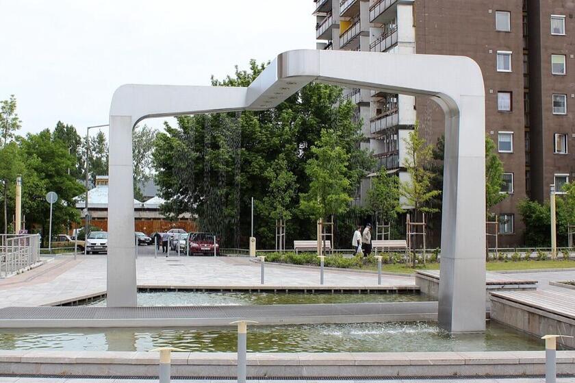 Modern, szögletes vízjáték a rákoskeresztúri főtéren, lakóházakkal, Budapest XVII. kerület