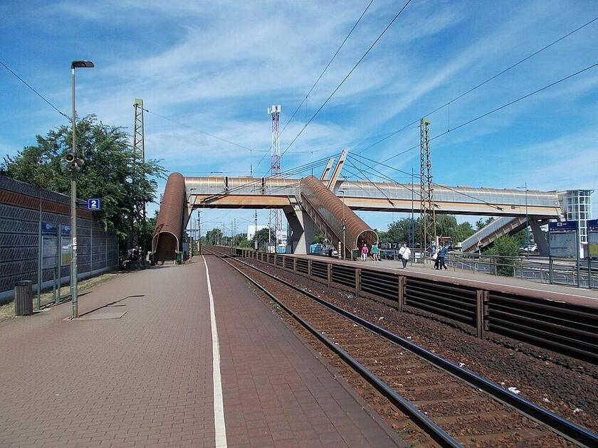 Gyalogos felüljáró a ferihegyi vasúti megálló peronja felett, Budapest XVIII. kerület