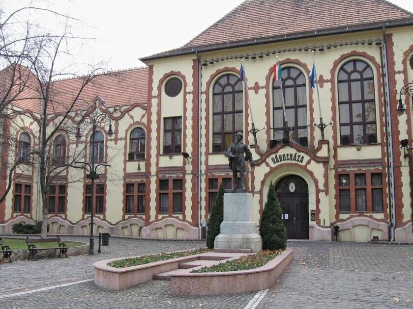 A pesterzsébeti városháza díszes tégla-homlokzata a Kossuth Lajos téren, Budapest XX. kerület