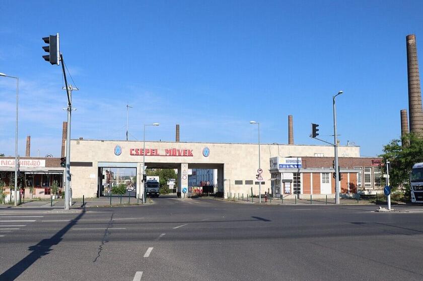 A Csepel Művek főkapuja az úttestről nézve, Csepel, Budapest XXI. kerület
