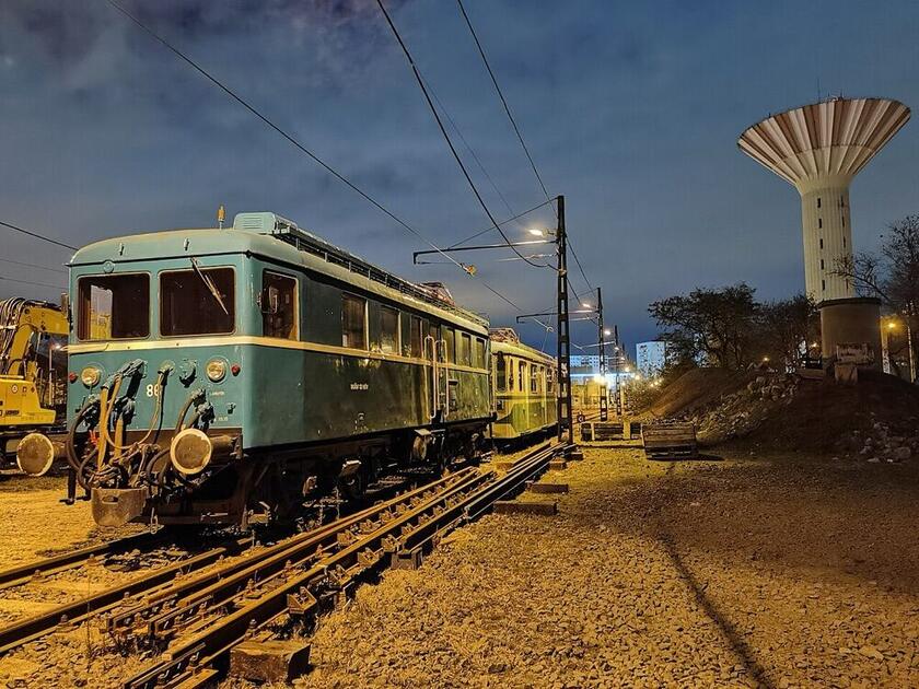 HÉV-szerelvény a csepeli végállomásnál alkonyatkor, Budapest XXI. kerület