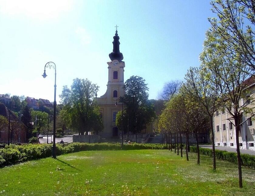 Templomtorony fasorral szegélyezett zöld terület mögött, Budafok, Budapest XXII. kerület