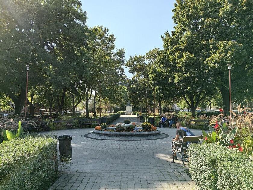 Virágágyásos, fás park a soroksári Hősök terén, Budapest XXIII. kerület