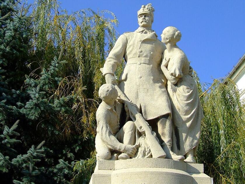 Az első világháború hősi halottainak emlékműve Kiskunlacházán, a református templom kertjében
