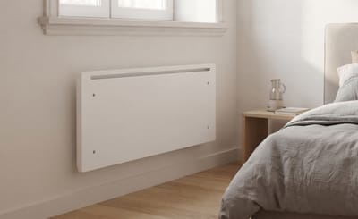 Elektromos fűtőpanel a hálószoba falán, az ablakpárkány alatt