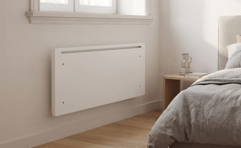 Elektromos fűtőpanel a hálószoba falán, az ablakpárkány alatt