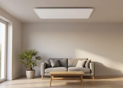 Infrapanel a nappali mennyezetén, alatta kanapé és dohányzóasztal