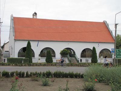 800px Kunhegyes Konyvtar 1