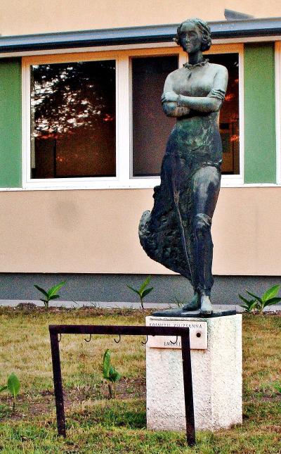 Kossuth Zsuzsanna Szobra Sarbogard 1