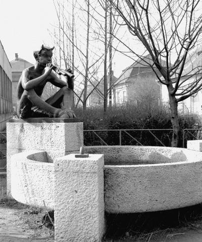 Vasut Utca A Szakorvosi Rendelointezet Elott. Faun Szobor Boldogfai Farkas Sandor 1968 As Alkotasa Ma A Millecentenariumi Emlekparkban Talalhato. Fortepan 70420 1